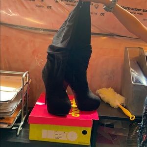 Knee-high stiletto suede boots